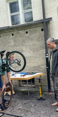 Repaircafe Landeck Radreparatur Bildrechte Elisabeth Steinlechner